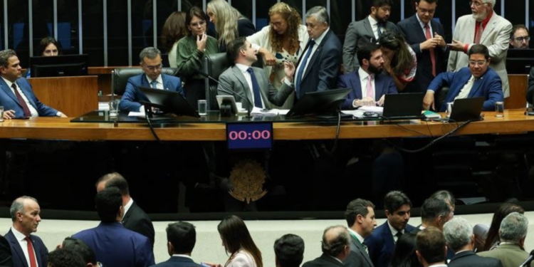 Câmara aprova PEC que cria piso para assistência social e amplia recursos do Suas.