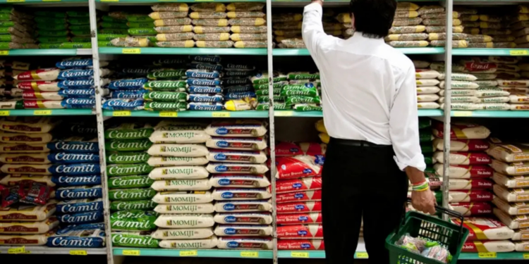 Cesta básica consome até 48% da renda e exige quase 100 horas de trabalho.