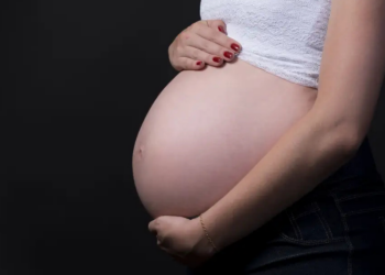 Lei sancionada por Lula regulamenta atuação de doulas e amplia apoio às gestantes durante gravidez, parto e pós-parto.