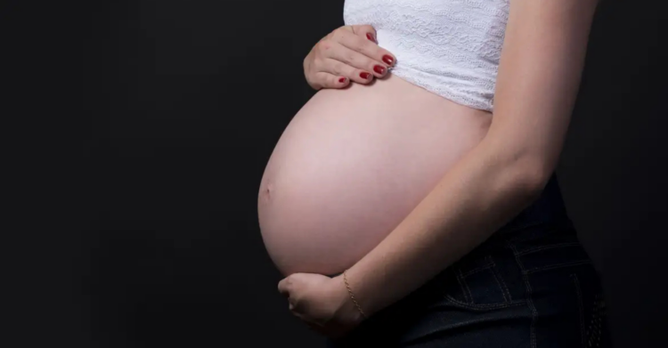Lei sancionada por Lula regulamenta atuação de doulas e amplia apoio às gestantes durante gravidez, parto e pós-parto.