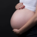 Lei sancionada por Lula regulamenta atuação de doulas e amplia apoio às gestantes durante gravidez, parto e pós-parto.