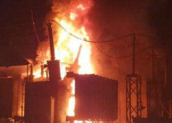 Falha na rede elétrica provoca apagão e incêndios em postes em distrito de Casimiro de Abreu.