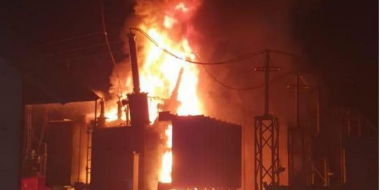Falha na rede elétrica provoca apagão e incêndios em postes em distrito de Casimiro de Abreu.