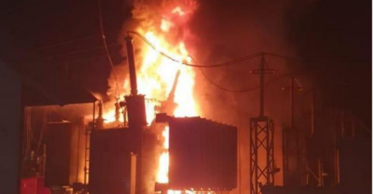 Falha na rede elétrica provoca apagão e incêndios em postes em distrito de Casimiro de Abreu.