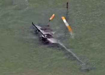 Pane no motor leva helicóptero a cair no mar da Barra da Tijuca; piloto evita tragédia.