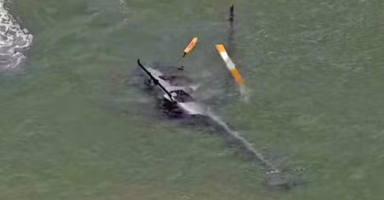 Pane no motor leva helicóptero a cair no mar da Barra da Tijuca; piloto evita tragédia.