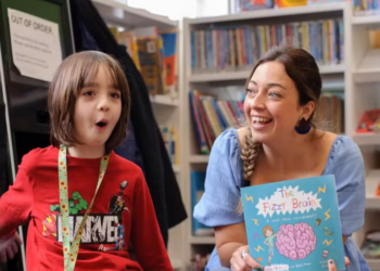 Criança de 7 anos lança livro no Rio sobre autismo e TDAH e compartilha vivências do dia a dia. Obra busca promover inclusão e empatia desde a infância.