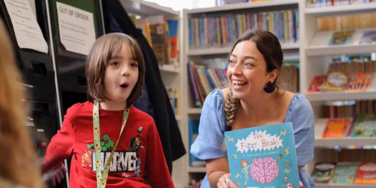 Criança de 7 anos lança livro no Rio sobre autismo e TDAH e compartilha vivências do dia a dia. Obra busca promover inclusão e empatia desde a infância.