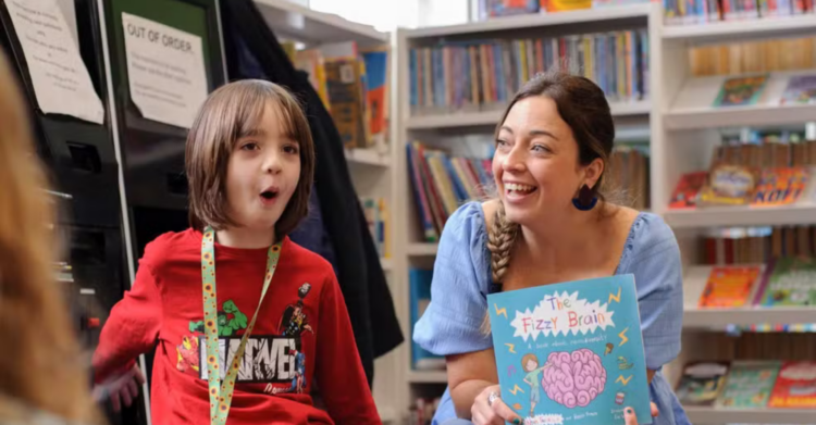 Criança de 7 anos lança livro no Rio sobre autismo e TDAH e compartilha vivências do dia a dia. Obra busca promover inclusão e empatia desde a infância.