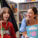 Criança de 7 anos lança livro no Rio sobre autismo e TDAH e compartilha vivências do dia a dia. Obra busca promover inclusão e empatia desde a infância.