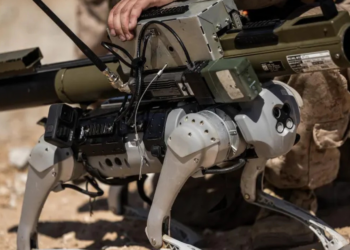 A China vem avançando rapidamente no desenvolvimento de tecnologias militares baseadas em robótica, e um dos projetos que mais chama atenção é o uso de cães robôs equipados com armamentos pesados. Os equipamentos, que já foram exibidos em exercícios militares recentes, representam um novo estágio na modernização das forças armadas e levantam questionamentos sobre o futuro dos conflitos. Os robôs quadrúpedes são capazes de se deslocar em terrenos complexos, subir escadas e operar em ambientes urbanos com relativa estabilidade. Em alguns testes divulgados, esses dispositivos aparecem equipados com metralhadoras, rifles automáticos e até sistemas mais sofisticados, como lançadores de granadas. A proposta, segundo especialistas, é utilizar essas máquinas em missões de reconhecimento, patrulhamento e apoio tático, reduzindo a exposição de soldados humanos em áreas de alto risco. Em cenários urbanos, por exemplo, os cães robôs poderiam entrar primeiro em zonas de combate para identificar ameaças. Apesar do impacto visual e do avanço tecnológico, há limitações importantes. A maioria desses sistemas ainda depende de controle humano para decisões críticas, especialmente o uso de armamentos letais. Ou seja, não se trata, por enquanto, de máquinas totalmente autônomas no campo de batalha. Mesmo assim, o desenvolvimento levanta preocupações internacionais. O uso de inteligência artificial em sistemas militares abre debates sobre ética, responsabilidade e possíveis riscos de escalada em conflitos armados. Especialistas alertam que, à medida que essas tecnologias evoluem, o controle humano pode se tornar cada vez mais distante. Além da China, outras potências globais também investem em tecnologias semelhantes, o que indica uma tendência de transformação no perfil das guerras modernas. O avanço da robótica militar, aliado ao uso de drones e sistemas autônomos, pode redefinir estratégias e aumentar a complexidade dos confrontos nos próximos anos. Na prática, os testes com cães robôs armados mostram que o que antes parecia ficção científica já começa a ganhar espaço na realidade — ainda que de forma gradual e sob constante debate.