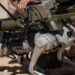 A China vem avançando rapidamente no desenvolvimento de tecnologias militares baseadas em robótica, e um dos projetos que mais chama atenção é o uso de cães robôs equipados com armamentos pesados. Os equipamentos, que já foram exibidos em exercícios militares recentes, representam um novo estágio na modernização das forças armadas e levantam questionamentos sobre o futuro dos conflitos. Os robôs quadrúpedes são capazes de se deslocar em terrenos complexos, subir escadas e operar em ambientes urbanos com relativa estabilidade. Em alguns testes divulgados, esses dispositivos aparecem equipados com metralhadoras, rifles automáticos e até sistemas mais sofisticados, como lançadores de granadas. A proposta, segundo especialistas, é utilizar essas máquinas em missões de reconhecimento, patrulhamento e apoio tático, reduzindo a exposição de soldados humanos em áreas de alto risco. Em cenários urbanos, por exemplo, os cães robôs poderiam entrar primeiro em zonas de combate para identificar ameaças. Apesar do impacto visual e do avanço tecnológico, há limitações importantes. A maioria desses sistemas ainda depende de controle humano para decisões críticas, especialmente o uso de armamentos letais. Ou seja, não se trata, por enquanto, de máquinas totalmente autônomas no campo de batalha. Mesmo assim, o desenvolvimento levanta preocupações internacionais. O uso de inteligência artificial em sistemas militares abre debates sobre ética, responsabilidade e possíveis riscos de escalada em conflitos armados. Especialistas alertam que, à medida que essas tecnologias evoluem, o controle humano pode se tornar cada vez mais distante. Além da China, outras potências globais também investem em tecnologias semelhantes, o que indica uma tendência de transformação no perfil das guerras modernas. O avanço da robótica militar, aliado ao uso de drones e sistemas autônomos, pode redefinir estratégias e aumentar a complexidade dos confrontos nos próximos anos. Na prática, os testes com cães robôs armados mostram que o que antes parecia ficção científica já começa a ganhar espaço na realidade — ainda que de forma gradual e sob constante debate.