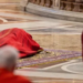 Papa critica discurso de guerra ligado à religião e reforça valores de amor e serviço cristão.