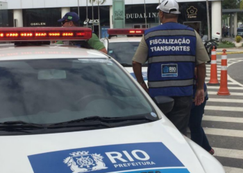Operação no Galeão e Santos Dumont prende motorista e reboca veículos irregulares.