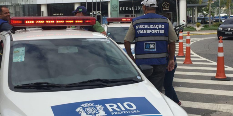 Operação no Galeão e Santos Dumont prende motorista e reboca veículos irregulares.