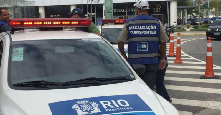Operação no Galeão e Santos Dumont prende motorista e reboca veículos irregulares.