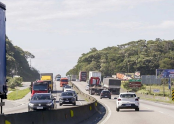 Feriado de Páscoa deve aumentar o trânsito na BR-101. Saiba quando evitar horários de pico.