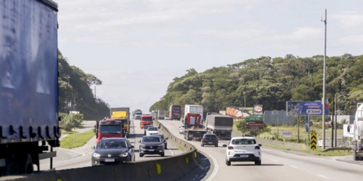 Feriado de Páscoa deve aumentar o trânsito na BR-101. Saiba quando evitar horários de pico.
