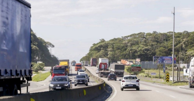 Feriado de Páscoa deve aumentar o trânsito na BR-101. Saiba quando evitar horários de pico.