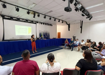Curso na Câmara de Macaé orienta servidores sobre comunicação pública, escuta ativa e relação com a população.
