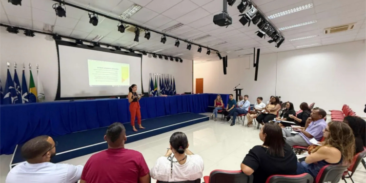 Curso na Câmara de Macaé orienta servidores sobre comunicação pública, escuta ativa e relação com a população.