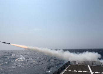 Hezbollah afirma ataque com míssil contra navio israelense no Mediterrâneo, elevando tensão no Oriente Médio.