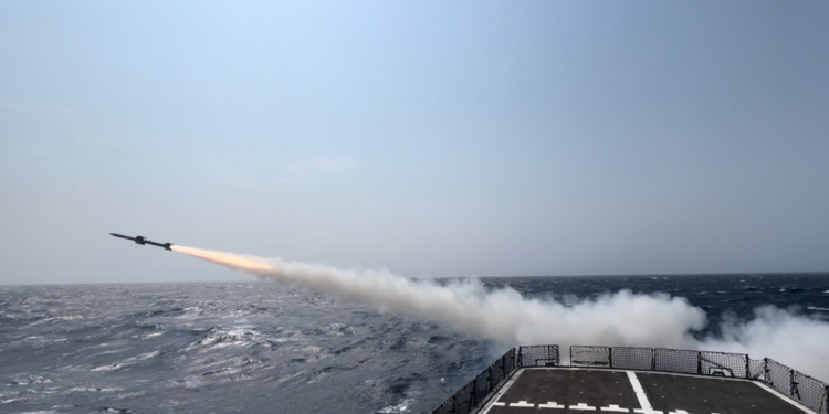Hezbollah afirma ataque com míssil contra navio israelense no Mediterrâneo, elevando tensão no Oriente Médio.