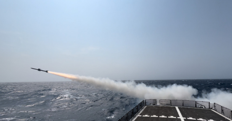 Hezbollah afirma ataque com míssil contra navio israelense no Mediterrâneo, elevando tensão no Oriente Médio.