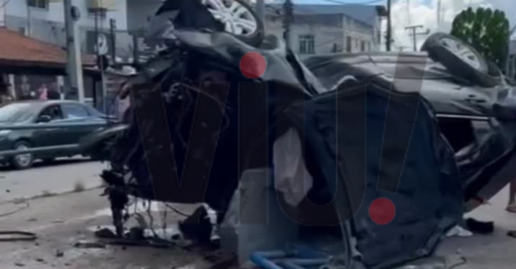carro capota na avenida tarcísio miranda, em campos, atinge ciclovia e deixa duas vítimas feridas.