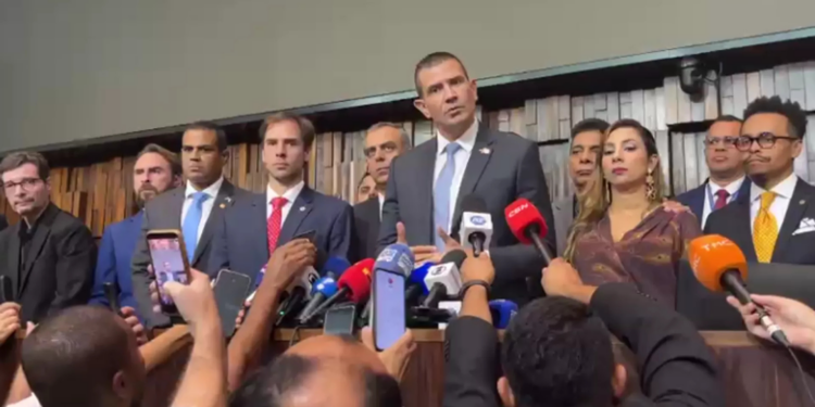 Douglas Ruas é reeleito presidente da ALERJ em votação marcada por boicote da oposição
