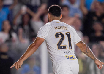 Santos vence Atlético-MG com gol de Moisés após passe de Gabigol e conquista três pontos importantes no Brasileirão 2026.