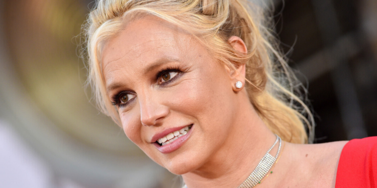 Conheça a história de Britney Spears, seus sucessos, desafios pessoais e impacto duradouro na cultura pop.