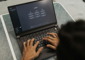 Estudo do MIT aponta risco de confiança excessiva em respostas de IA.