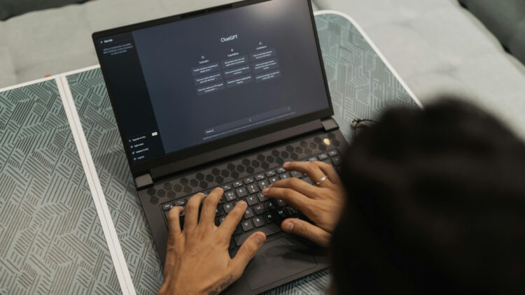 Estudo do MIT aponta risco de confiança excessiva em respostas de IA.