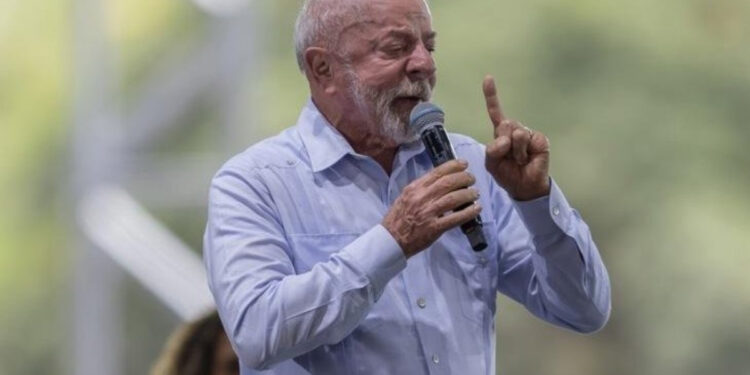 Lula diz que Pix não será alterado por pressão externa.