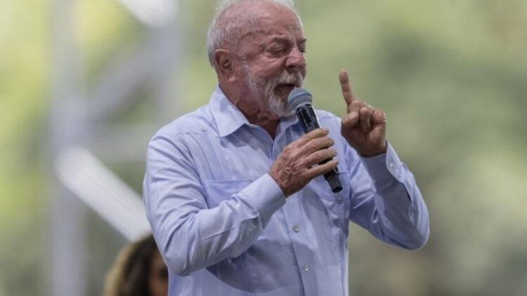 Lula diz que Pix não será alterado por pressão externa.