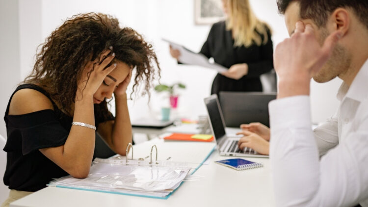 Burnout cresce no Brasil e expõe os limites do modelo atual de produtividade e saúde mental no trabalho