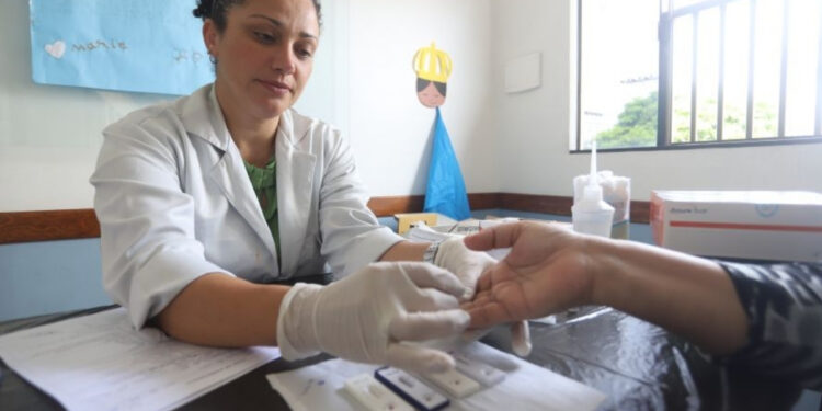 Ação oferece testes rápidos de HIV e ISTs.