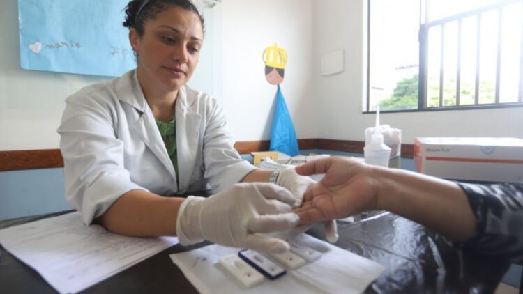 Ação oferece testes rápidos de HIV e ISTs.