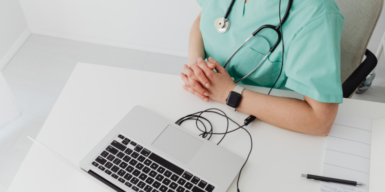 OpenAI lança ChatGPT voltado a médicos nos EUA.