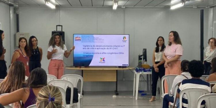 Profissionais são capacitados para identificar sinais precoces de TEA.