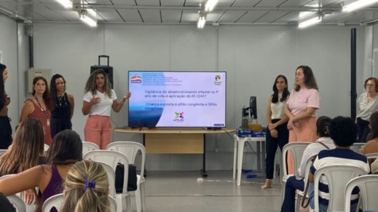 Profissionais são capacitados para identificar sinais precoces de TEA.