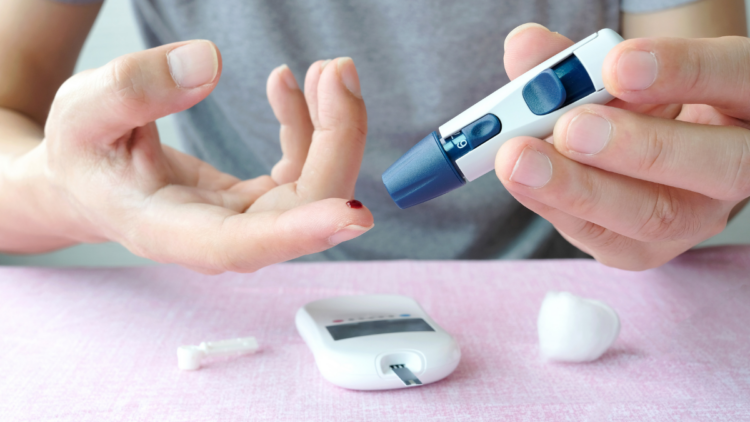 Nutricionista alerta sobre hábitos que dificultam controle do diabetes tipo 2.