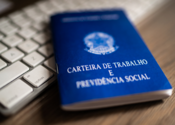  A partir de 2027, a licença-paternidade no Brasil será ampliada progressivamente até 20 dias, garantindo afastamento remunerado e proteção ao emprego para pais biológicos e adotivos.