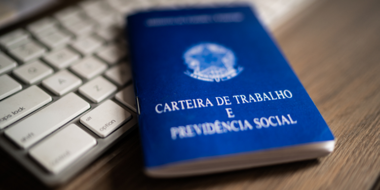 A partir de 2027, a licença-paternidade no Brasil será ampliada progressivamente até 20 dias, garantindo afastamento remunerado e proteção ao emprego para pais biológicos e adotivos.