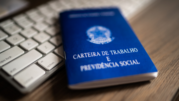 A partir de 2027, a licença-paternidade no Brasil será ampliada progressivamente até 20 dias, garantindo afastamento remunerado e proteção ao emprego para pais biológicos e adotivos.