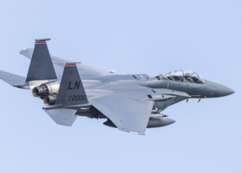Conflito entre EUA e Irã se intensifica com resgate de piloto de caça abatido e derrubada de segundo avião próximo ao Estreito de Ormuz; militares feridos recebem atendimento.