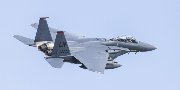 Conflito entre EUA e Irã se intensifica com resgate de piloto de caça abatido e derrubada de segundo avião próximo ao Estreito de Ormuz; militares feridos recebem atendimento.