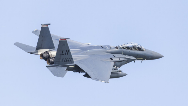 Conflito entre EUA e Irã se intensifica com resgate de piloto de caça abatido e derrubada de segundo avião próximo ao Estreito de Ormuz; militares feridos recebem atendimento.