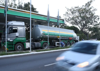 Programa do governo para baratear o diesel tem baixa adesão inicial, com apenas cinco empresas participantes e ausência de grandes distribuidoras.